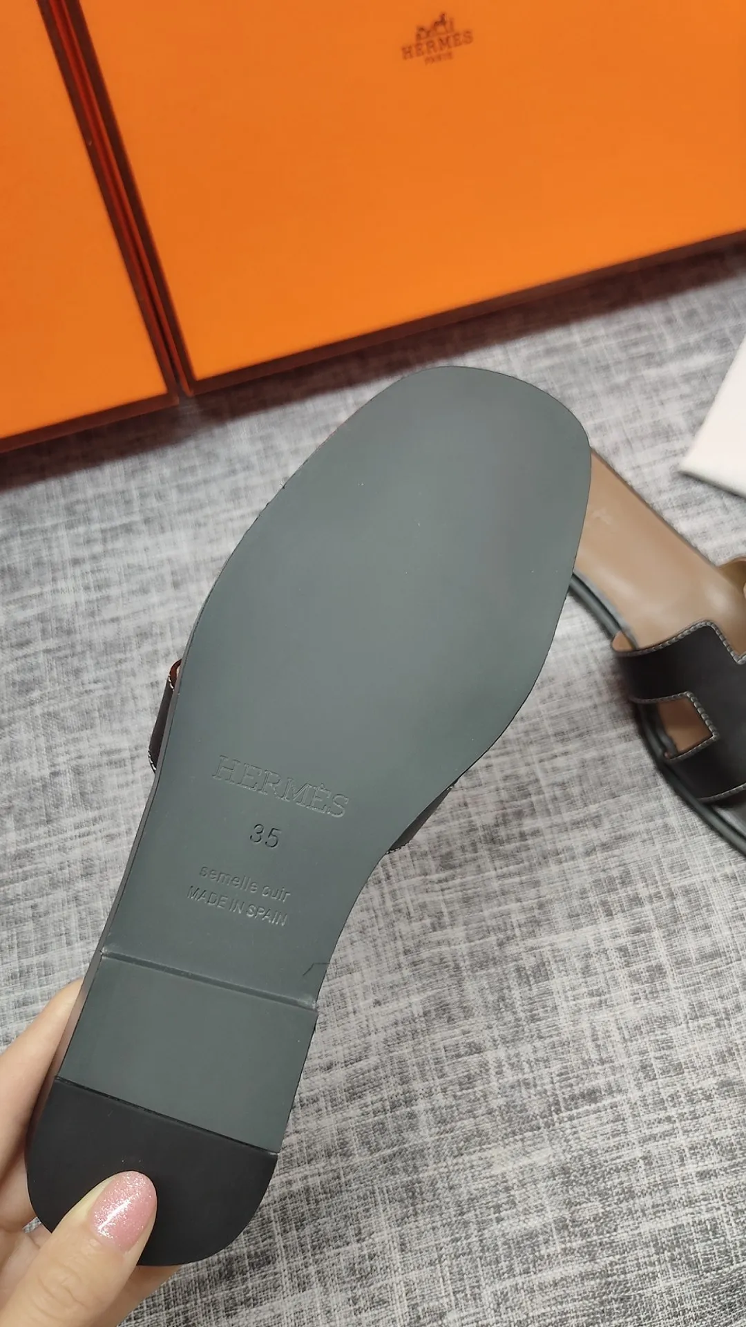 👟👟Ex-factory price p480👟👟 Women's shoe factory Hermes 💖The latest official website is updated at the same time. Premium quality upgraded version of slippers 1:1 production. Fabric: Made of counter cowhide fabric. Inner foot pads: Customized sheepskin [oversea order. The outsole is made of simulated leather non-slip rubber outsole. Whether it is version or workmanship, it is the best among rubber soles. Color Black White Brown Total 3 colors, code number 35---40, flat bottom